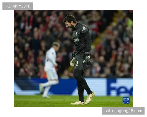 特写：维尼修斯边路突破造点，亲自主罚命中扳平比分。